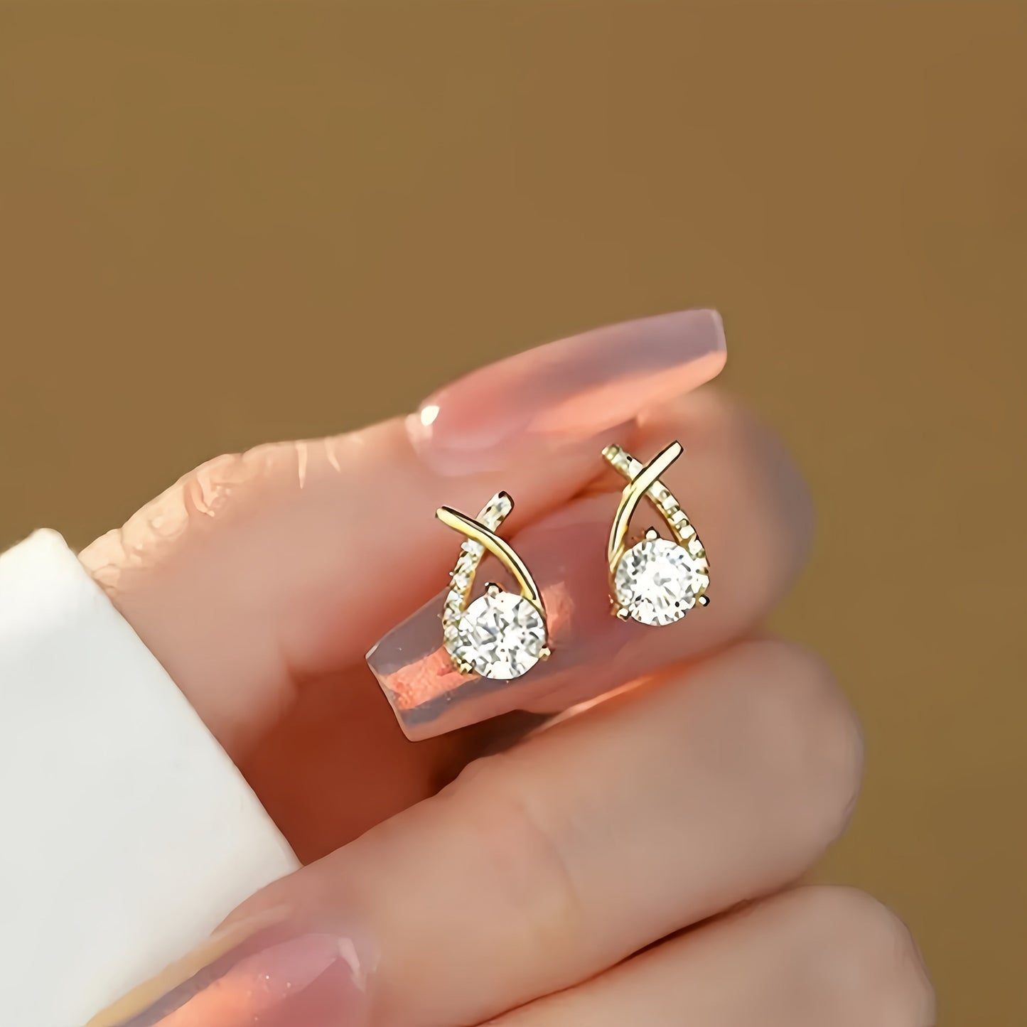 Boucles d'oreilles à puce avec croix dorée et zirconiums