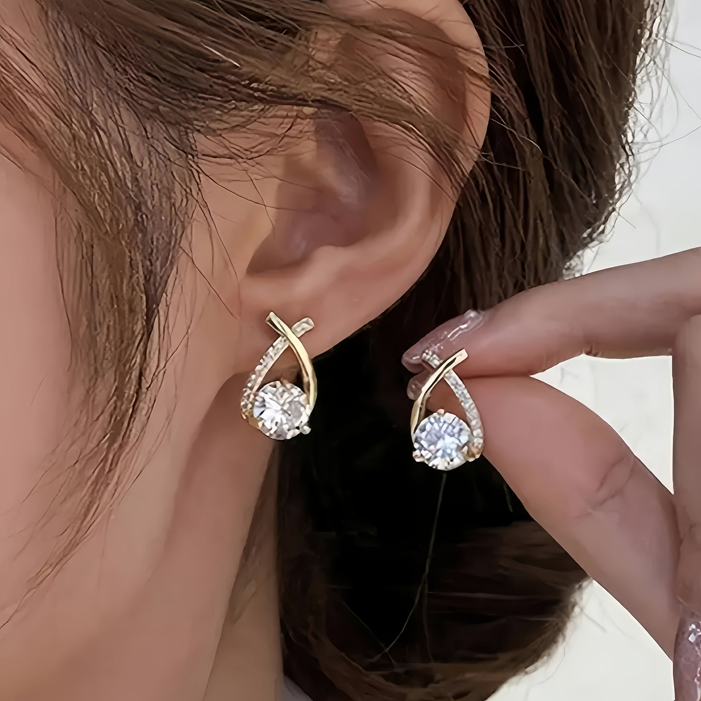 Boucles d'oreilles à puce avec croix dorée et zirconiums