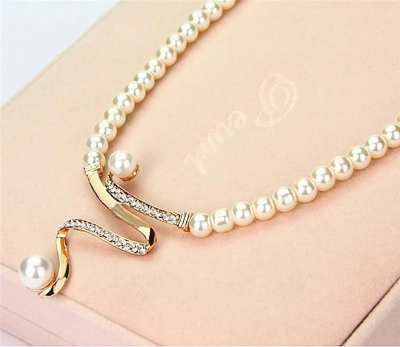 Conjunto Collar y Pendientes de Perlas