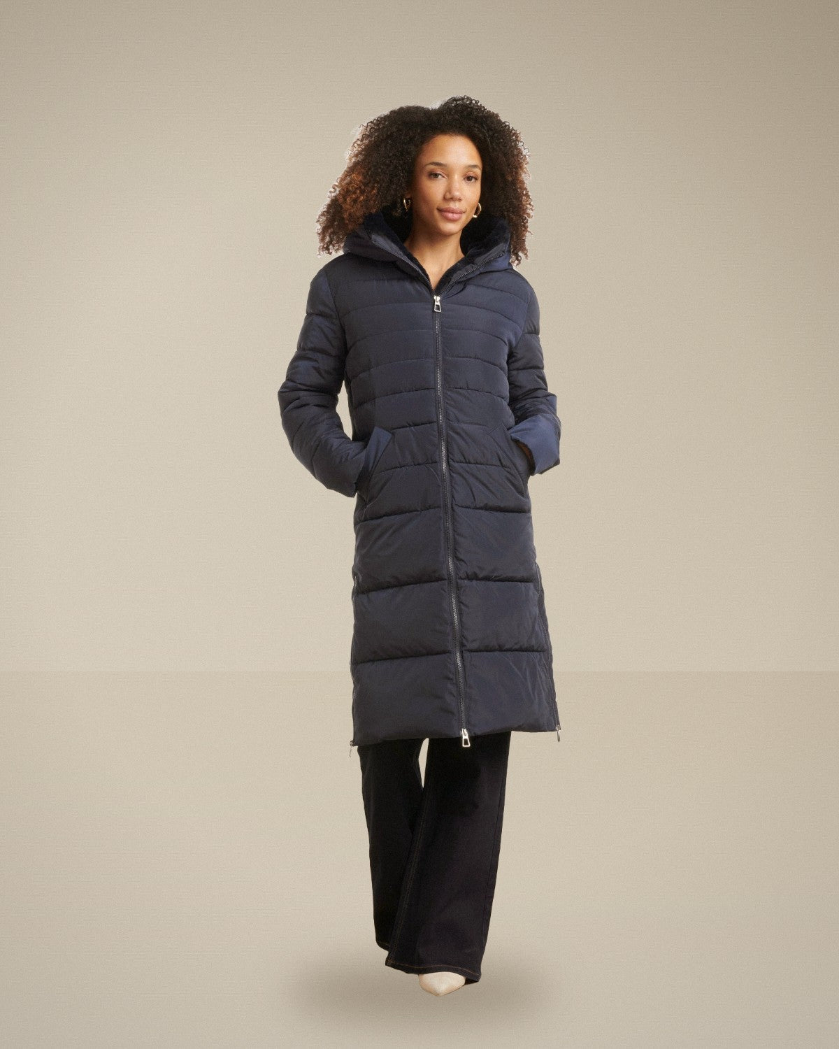 Abrigo Largo Acolchado con Capucha Azul Marino – victoriamode